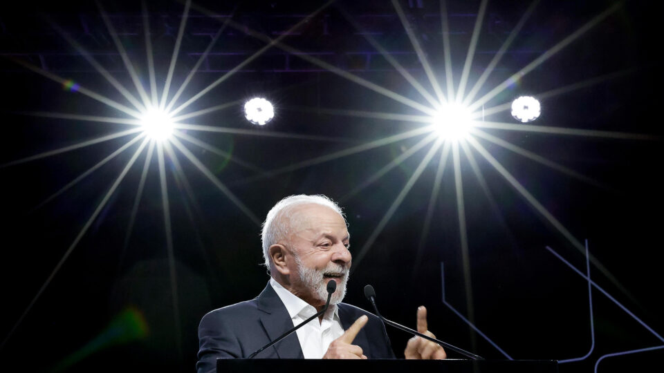 Lula Comemora Acordo com EUA e Silencia Sobre Incêndio que Atinge Obras da COP 30 em Belém