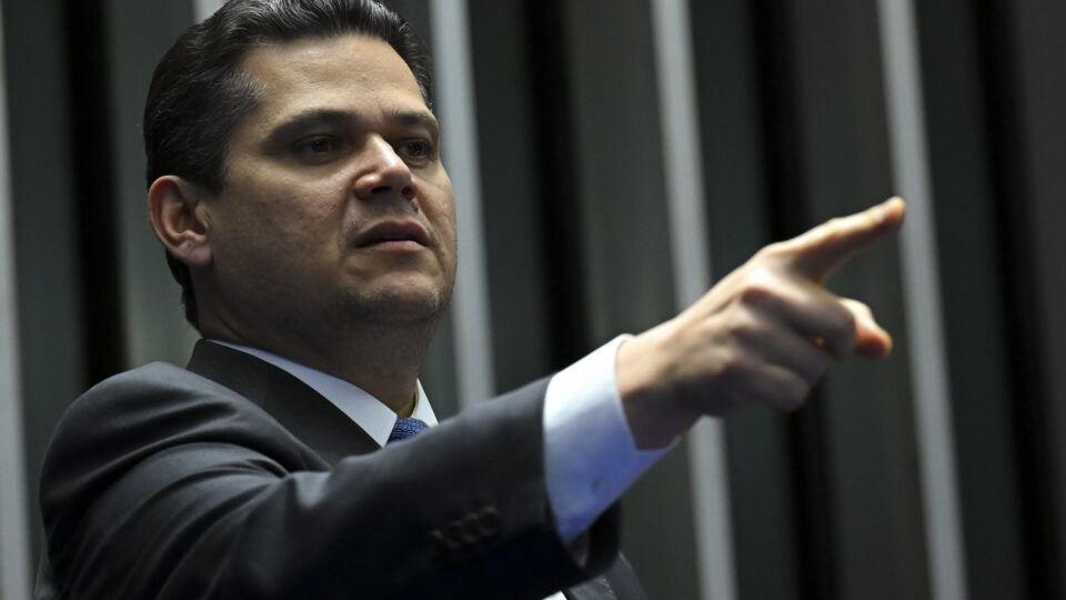 Alcolumbre reage à indicação de Messias ao STF e pauta 'bomba fiscal' de R$ 82 bilhões