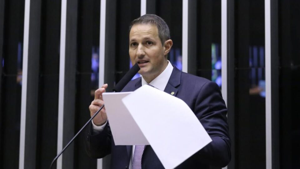 PL Antifacção Gera Embate: Derrite Vê Texto 'Fraco' do Governo; Gleisi Rebate e Cita 'Lambança Legislativa'