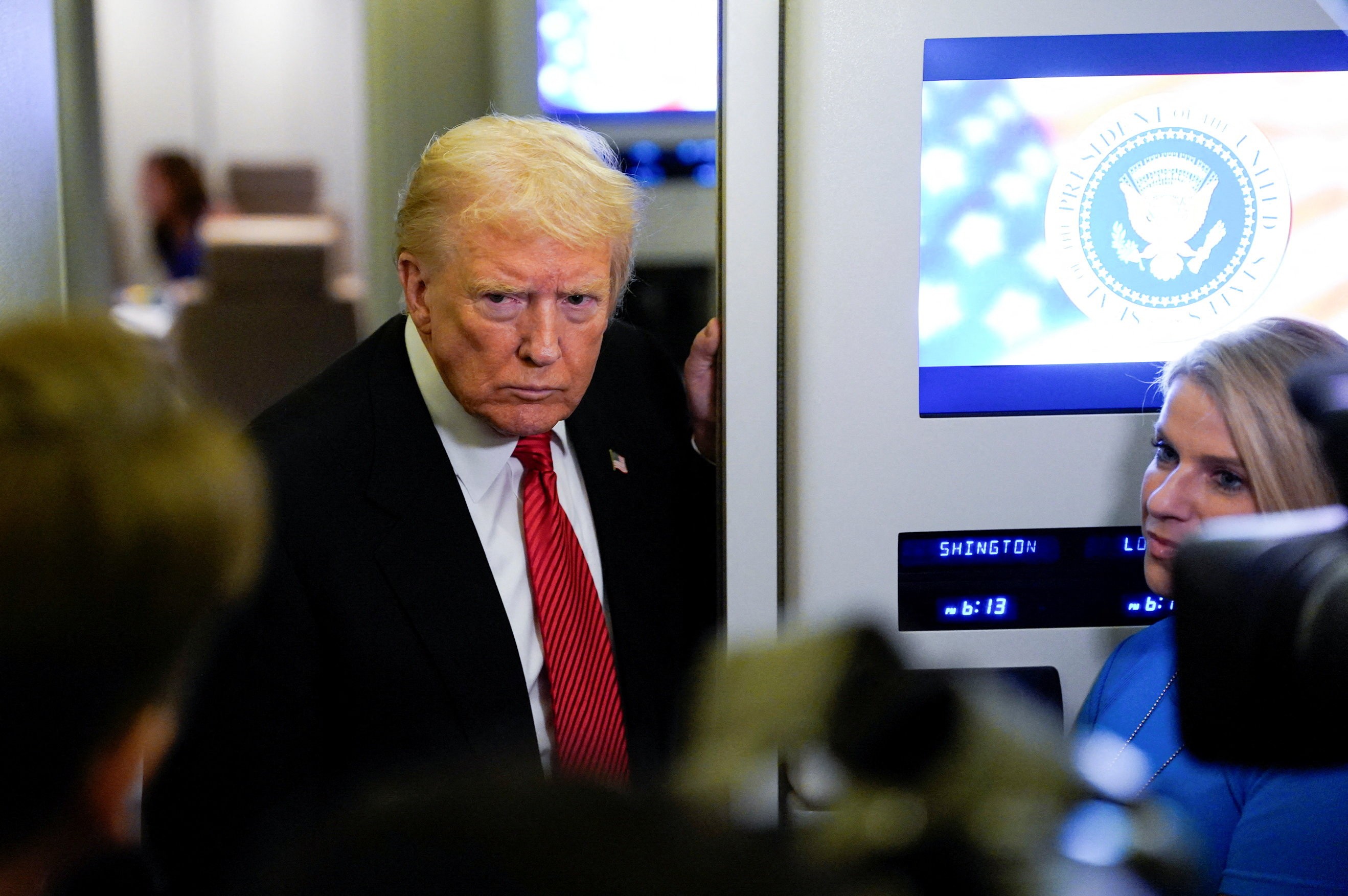 Crise na BBC: Trump ameaça processo de US$ 1 bilhão e escândalo de edição leva a demissões na cúpula da emissora