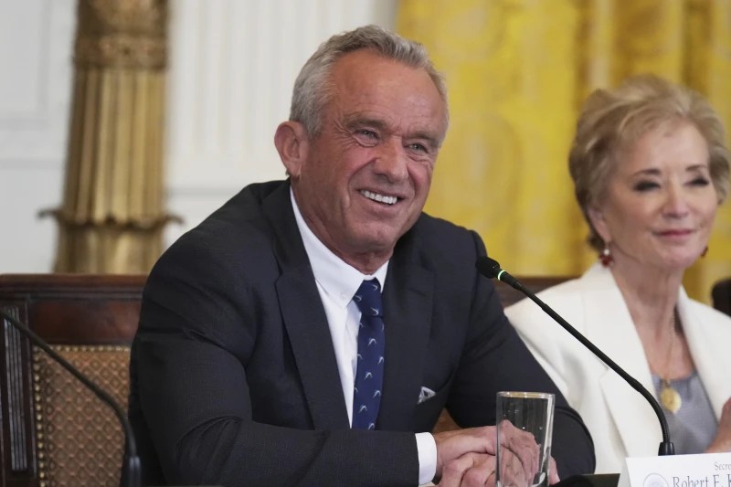 Com apoio de secretário de Trump, movimento antivacina ganha força e declara: 'Deus é antivacina'