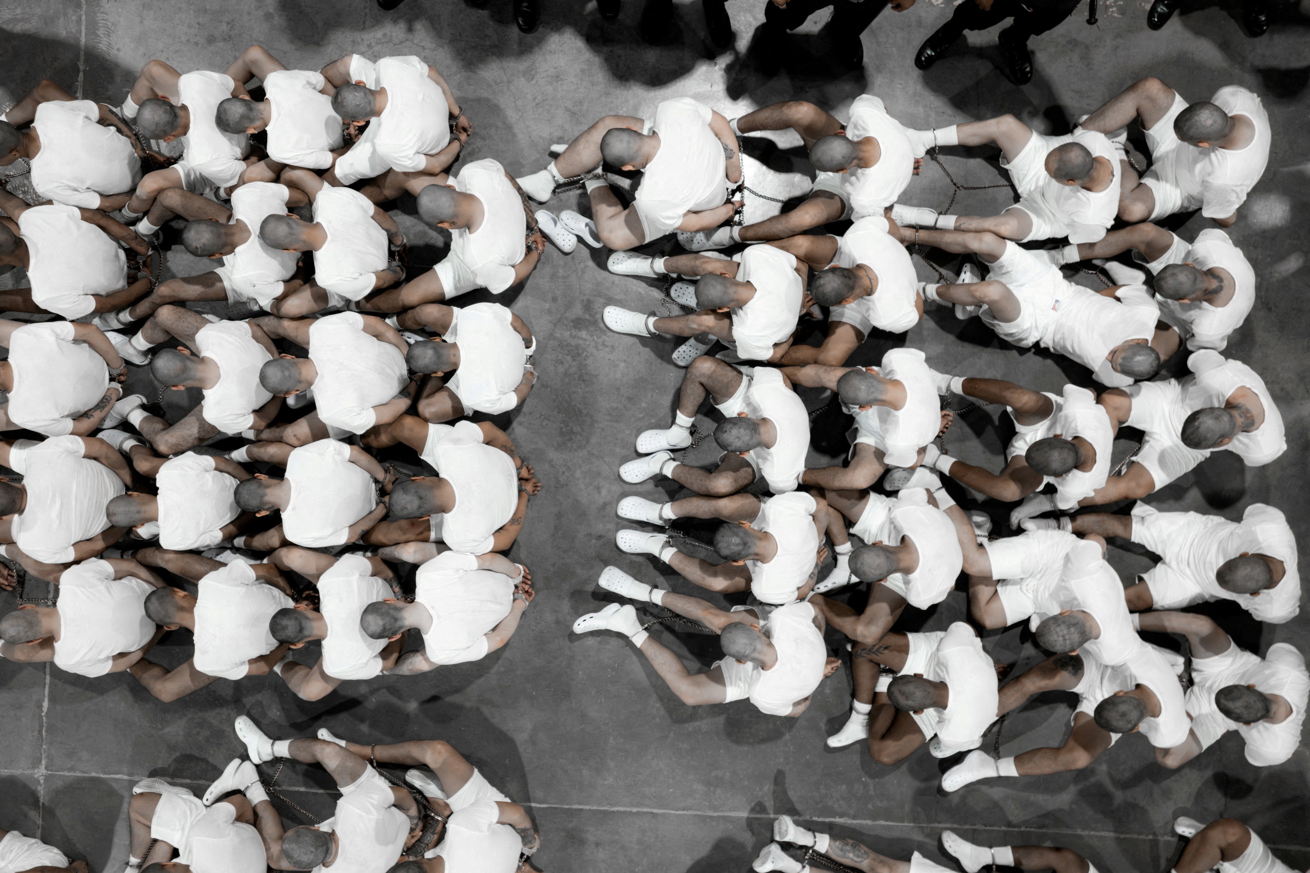 Inferno em El Salvador: Venezuelanos deportados pelos EUA denunciam tortura e abuso sexual em megaprisão