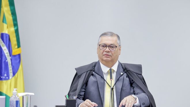 Dino Vê 'Roteiro Repetido' e Associa Plano Golpista à Ditadura de 1964; Veja as 'Simetrias'