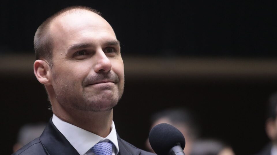 Após Virar Réu no STF, Eduardo Bolsonaro Viaja ao Bahrein e se Reúne com Sheik